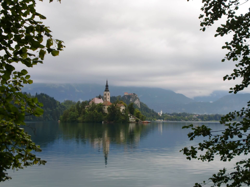 Bild des malerischen Bleder Sees mit einer kleinen Insel und einer historischen Kirche.