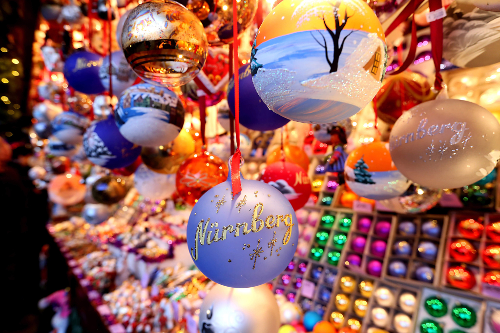 Fantasievolle Weihnachtskugeln mit "Nürnberg"-Schriftzug auf einem festlichen Markt.